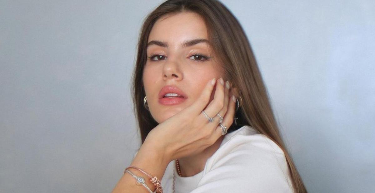 Com maquiagem impecável, Camila Queiroz esbanja beleza no camarim: ”A maior das musas”
