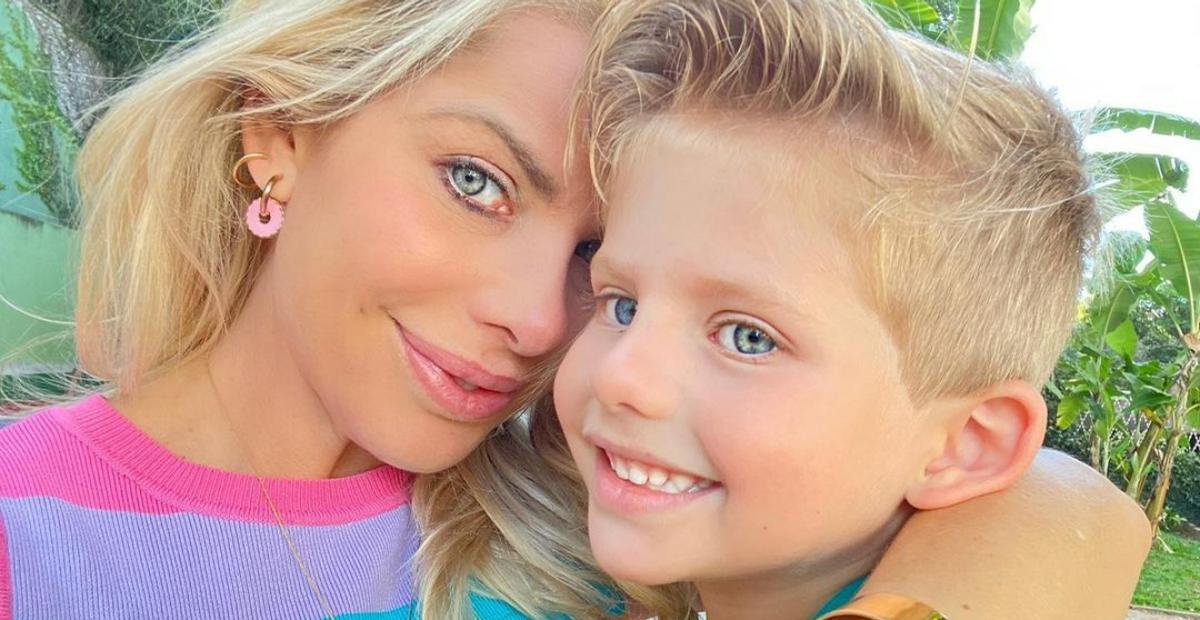 Karina Bacchi surge coladinha ao filho em cliques divertidos e fãs se derretem: ”Dupla linda!”