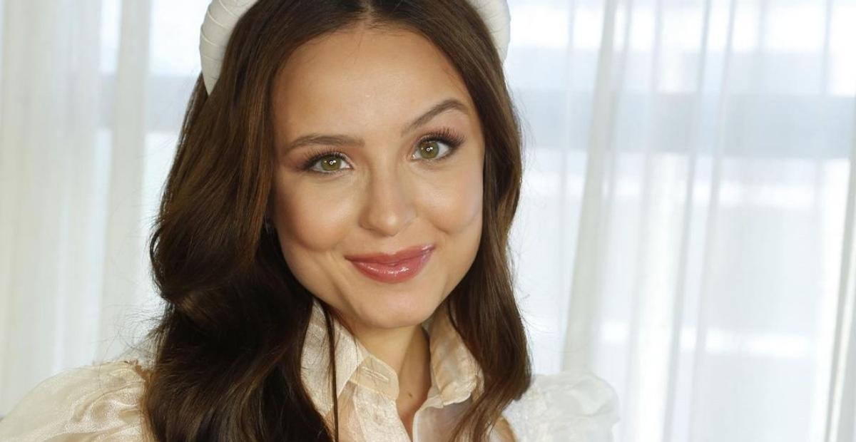 Larissa Manoela posta nova foto de sua personagem em ‘Além da Ilusão’: ”Transbordando emoção”