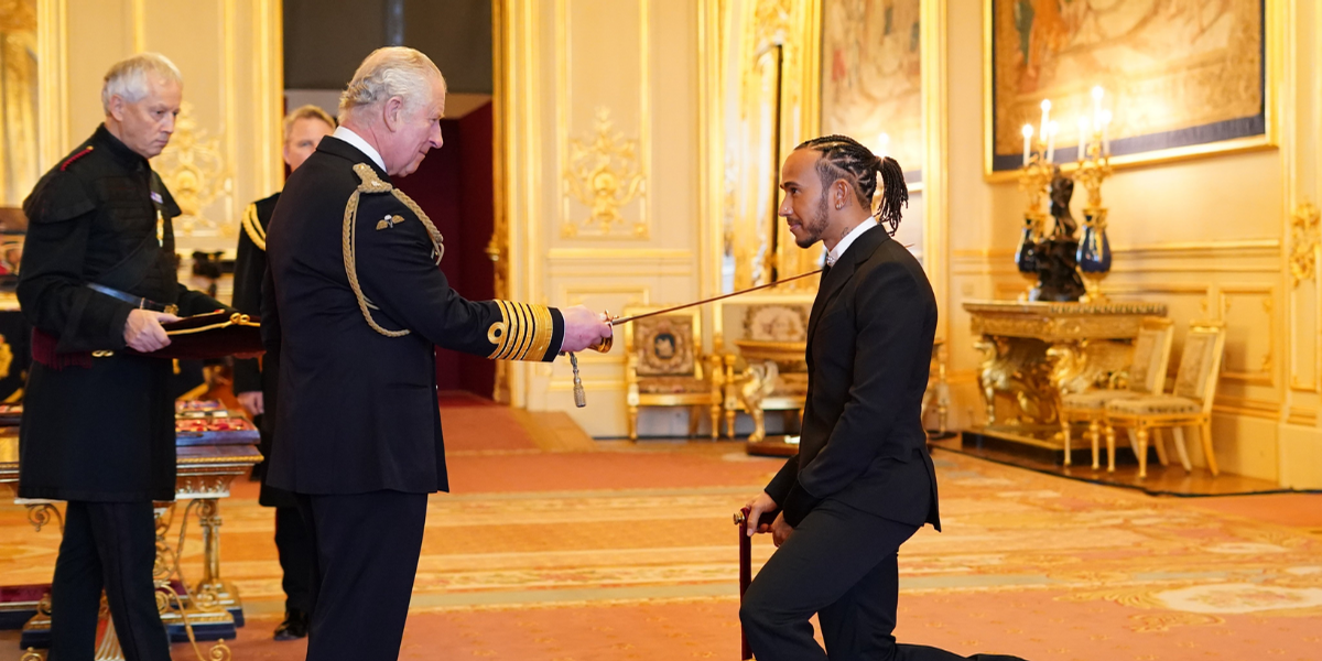 Lewis Hamilton é condecorado cavaleiro da Ordem do Império Britânico