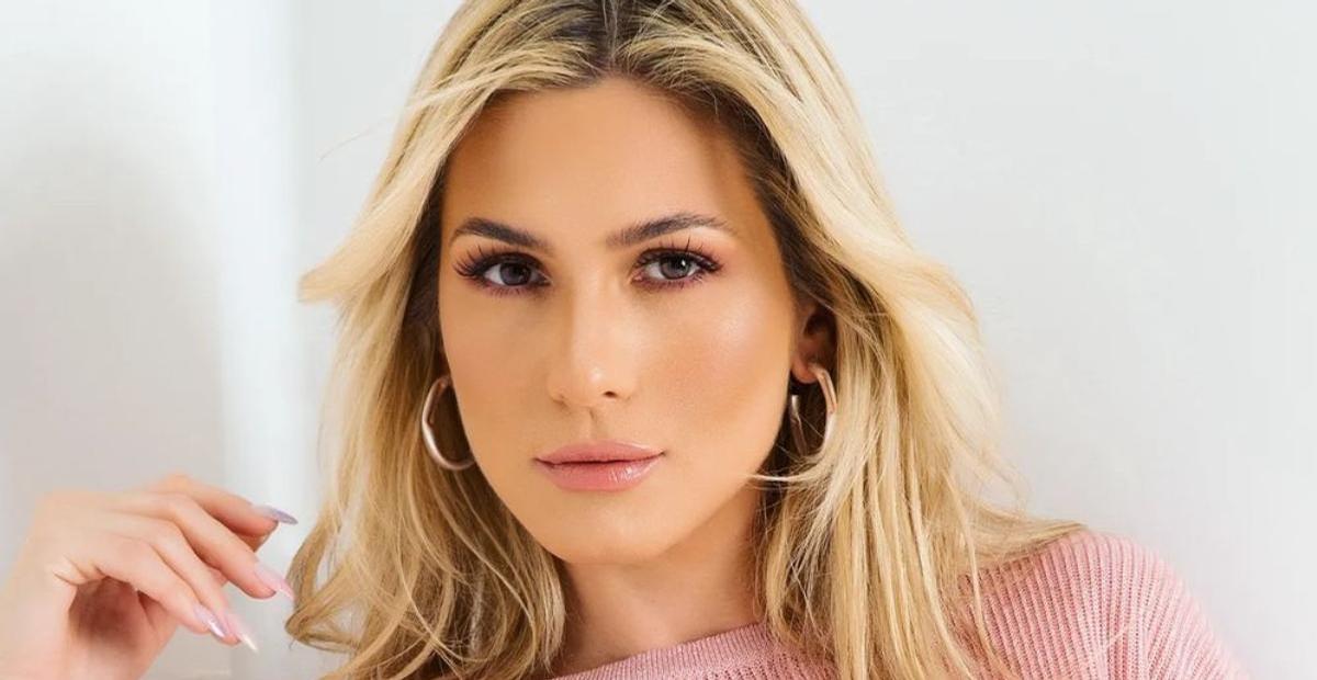 Com vestido provocante, Lívia Andrade aumenta a temperatura e fãs reagem: ”Escultural!”