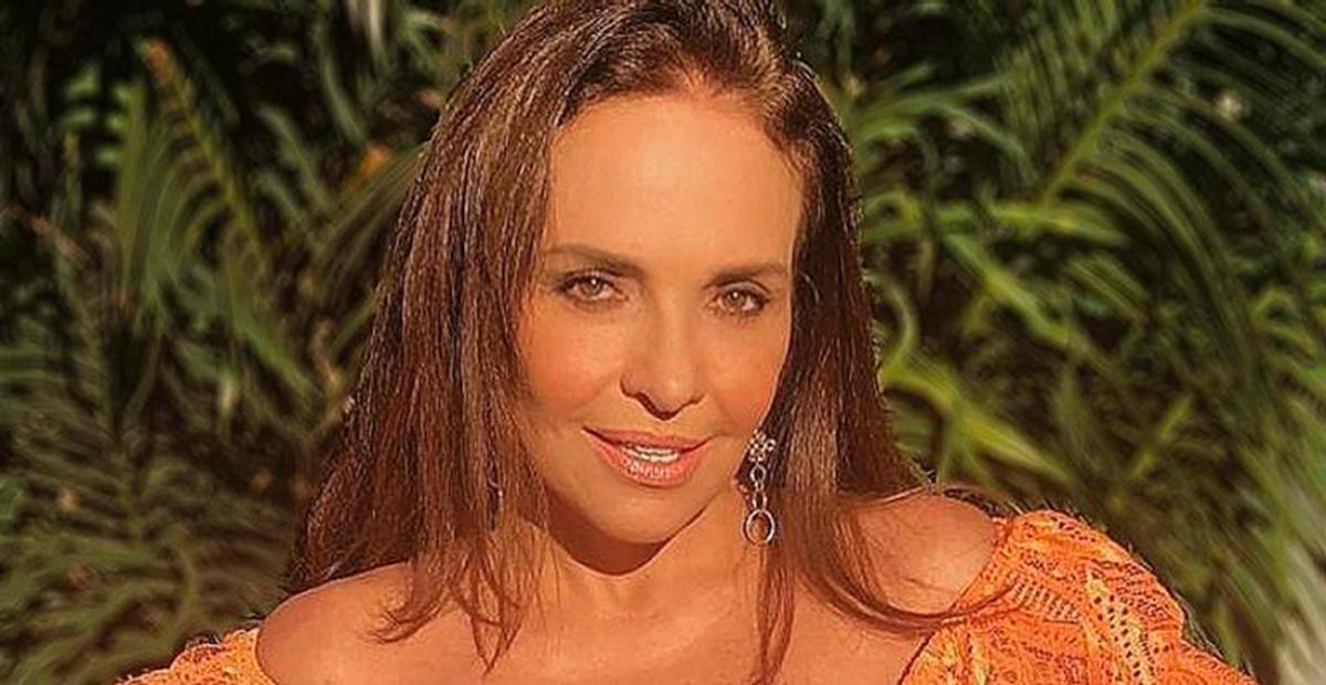 Aos 60 anos, Luiza Tomé surge provocante com maiô super decotado: ”Uau!”
