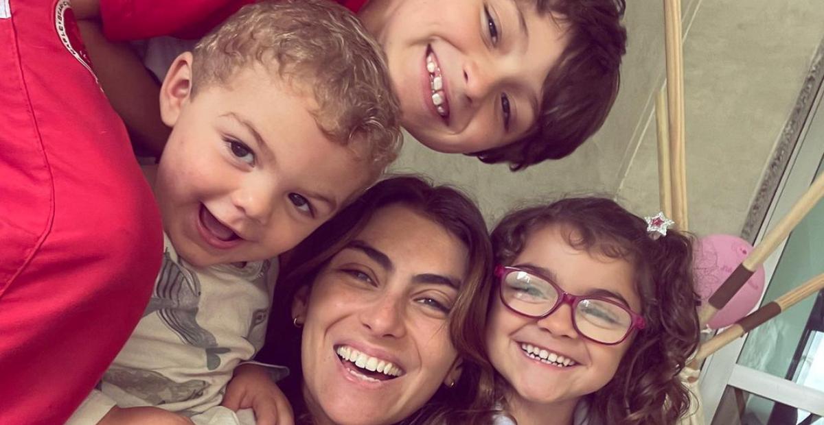 Mãe de três, Mariana Uhlmann faz desabafo sobre maternidade: ”Às vezes choro de desespero”