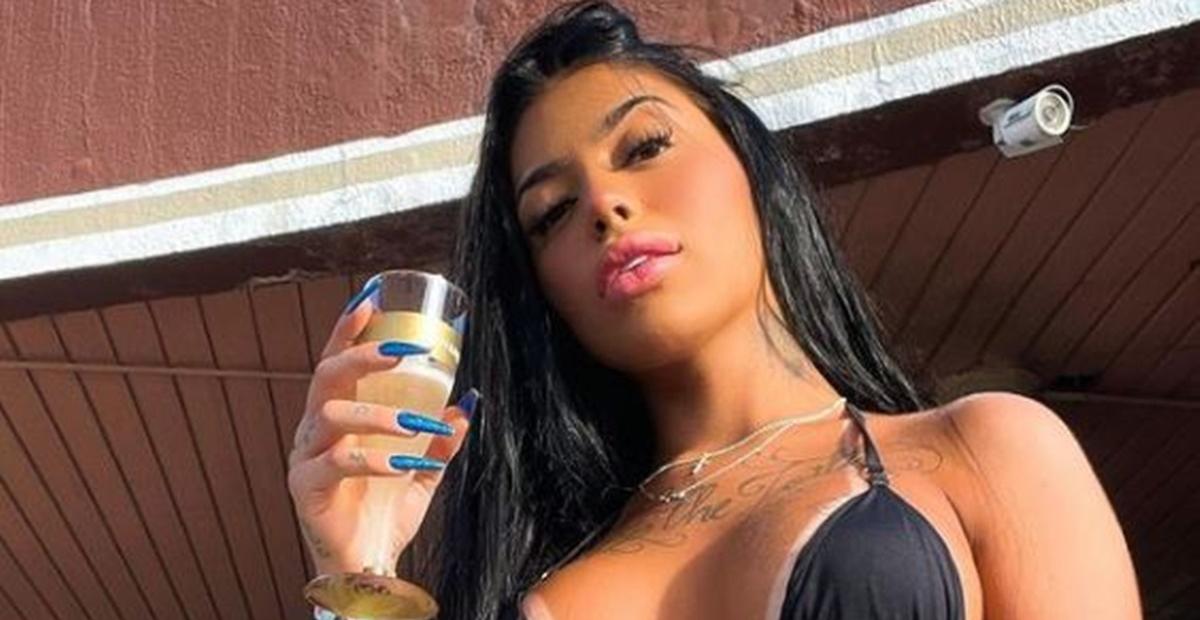 Com garrafa de champanhe em mãos, Mirella comemora eliminação de Dynho e Sthe
