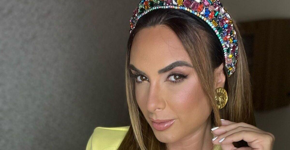 Com vestido aberto, Nicole Bahls ostenta corpaço escultural: ”Sua maravilhosa”