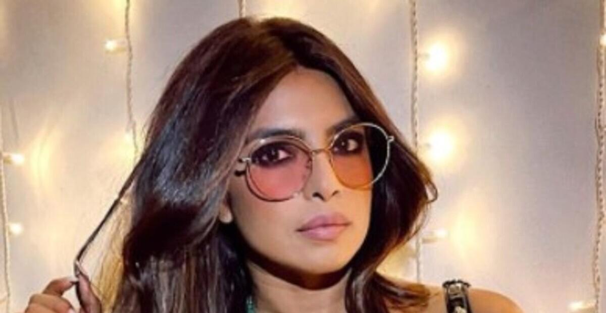 Priyanka Chopra Jonas aparece linda com vestido estampado de cobra em Nova York