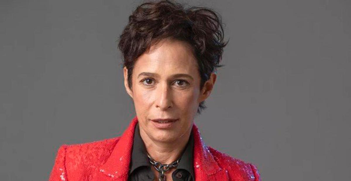 Andréa Beltrão fala sobre novela e beleza aos 58 anos: ”Me acho mais bonita hoje”