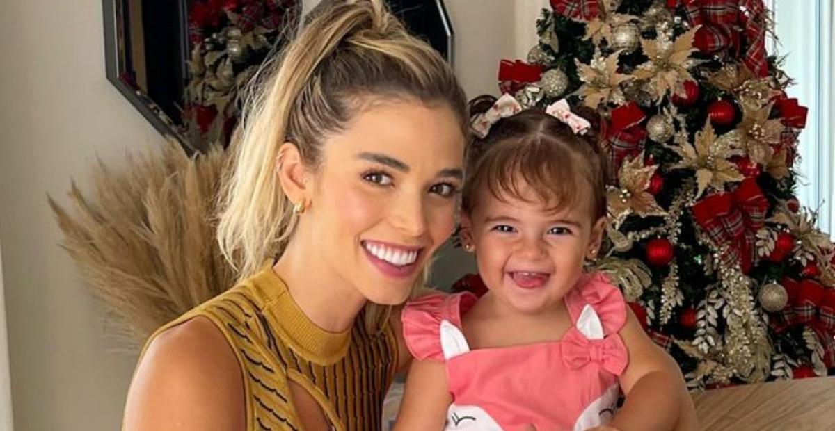 Carol Dias encanta fãs ao mostrar Esther ‘embrulhada’ como presente Natal: ”Acaba de chegar aqui”