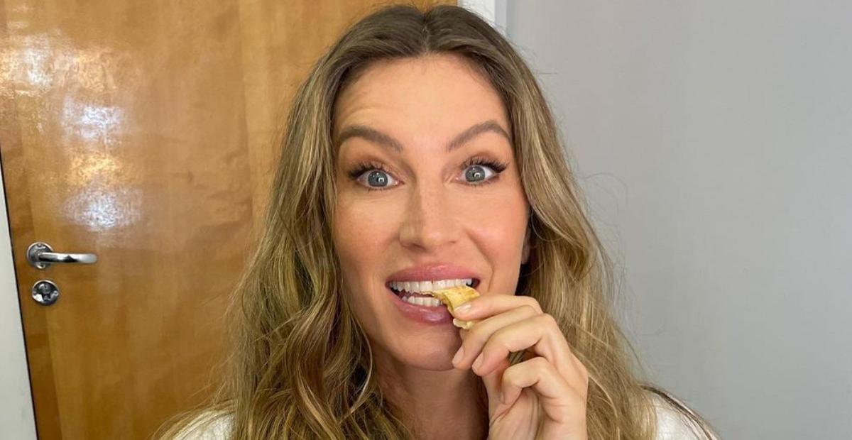 De roupão, Gisele Bundchen surge produzida comendo pão de queijo: ”A cara de quem ama”