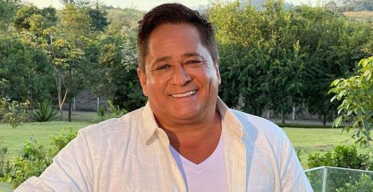 Leonardo posta clique de refeição inusitada e diverte seguidores: ”Que mistura boa!”