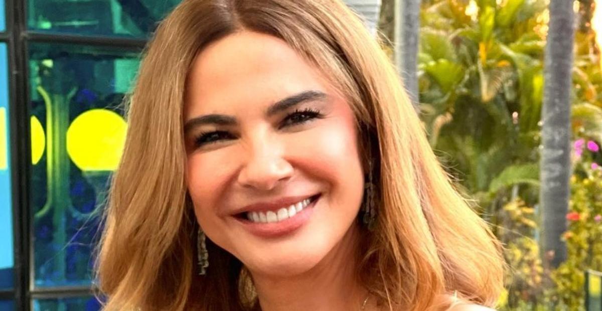 Aos 52 anos, Luciana Gimenez escolhe vestido recortado e exibe abdômen sarado