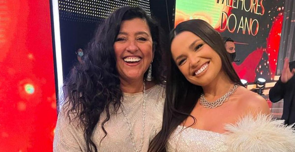 Regina Casé surge coladinha com Juliette durante premiação: ”Chiquezinhas, né?”