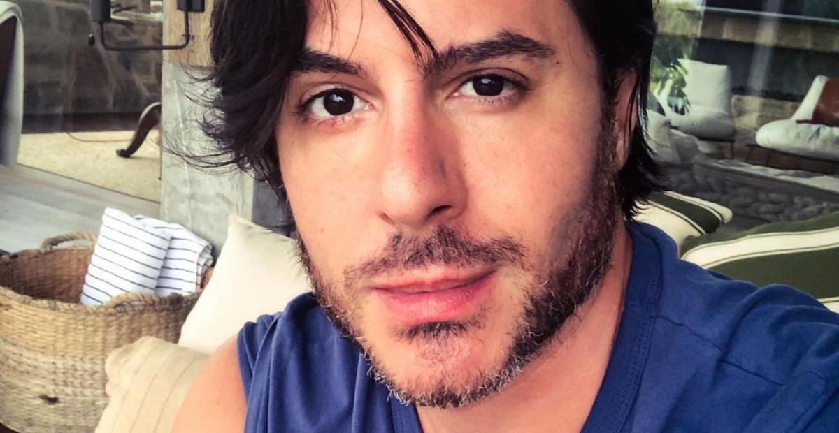 Ricardo Tozzi relembra ensaio de nu artístico e eleva a temperatura na web: ”Quanta saúde”