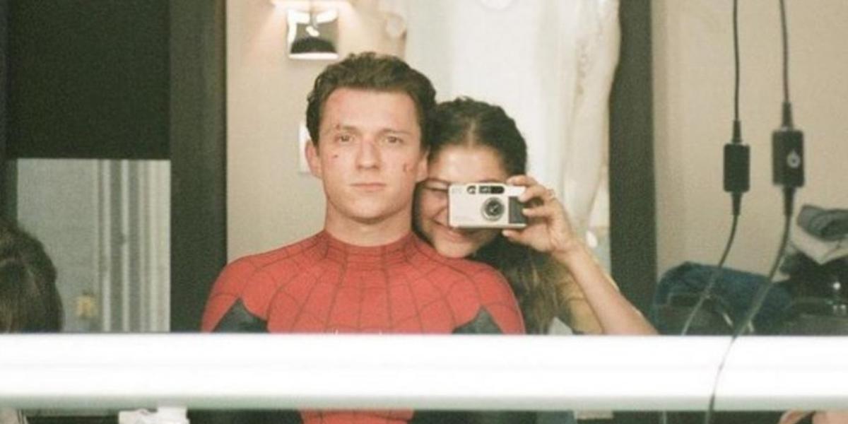 Zendaya parabeniza Tom Holland e recorda foto do ator na infância: ”Meu Homem-Aranha”