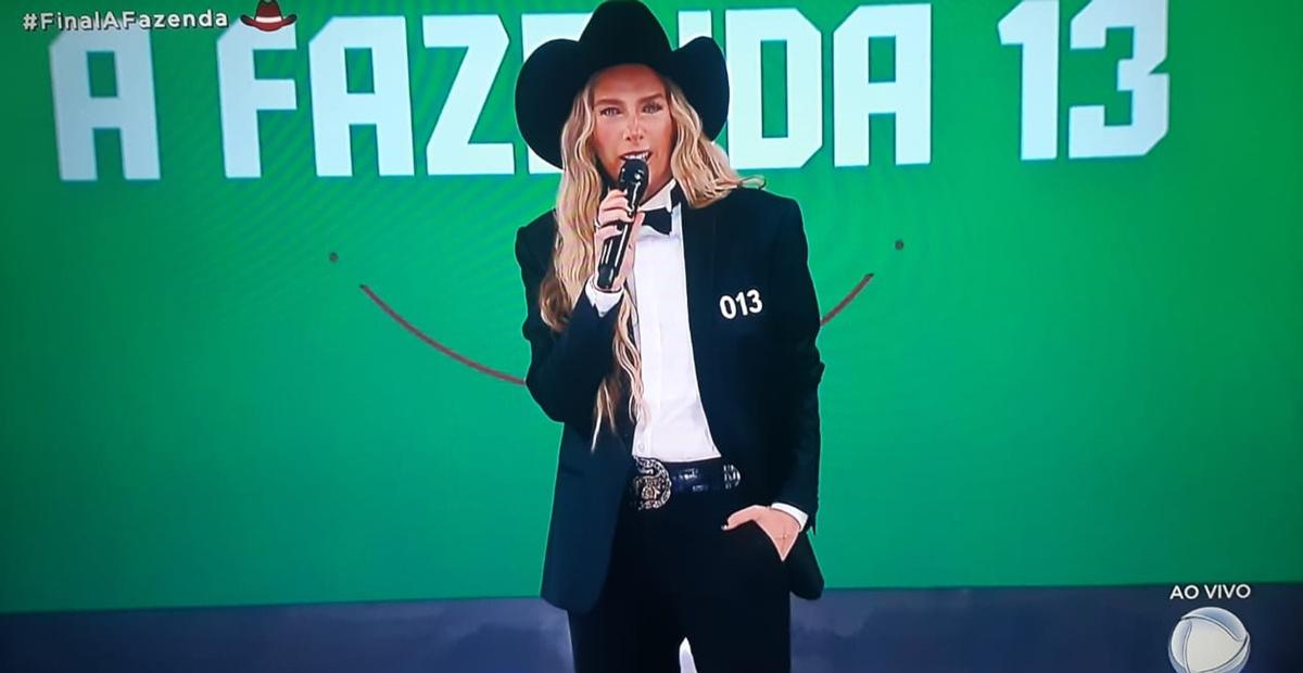 Na final de ‘A Fazenda 13’, Adriane Galisteu usa look inspirado em famosa série: “Maravilhosa!”