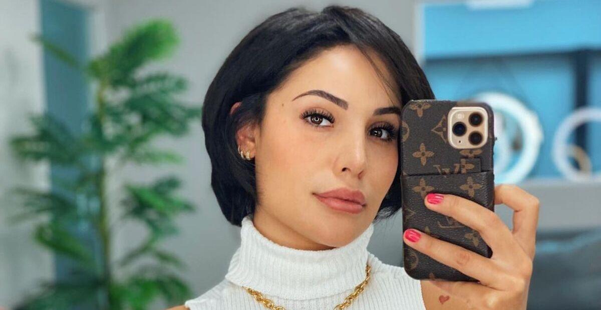 Ousada, Aline Mineiro aposta em look transparente para gravação na ‘Hora do Faro’