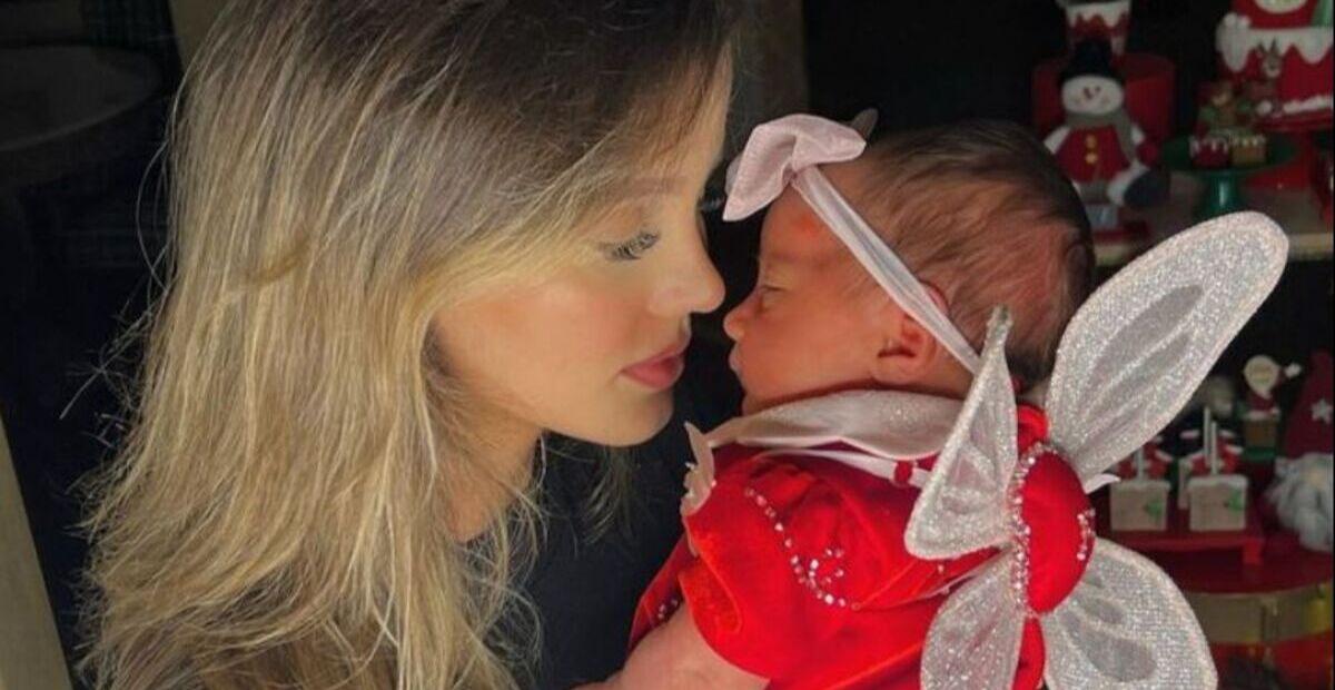 Biah Rodrigues encanta seguidores ao postar clique fofíssimo da filha com look rosa