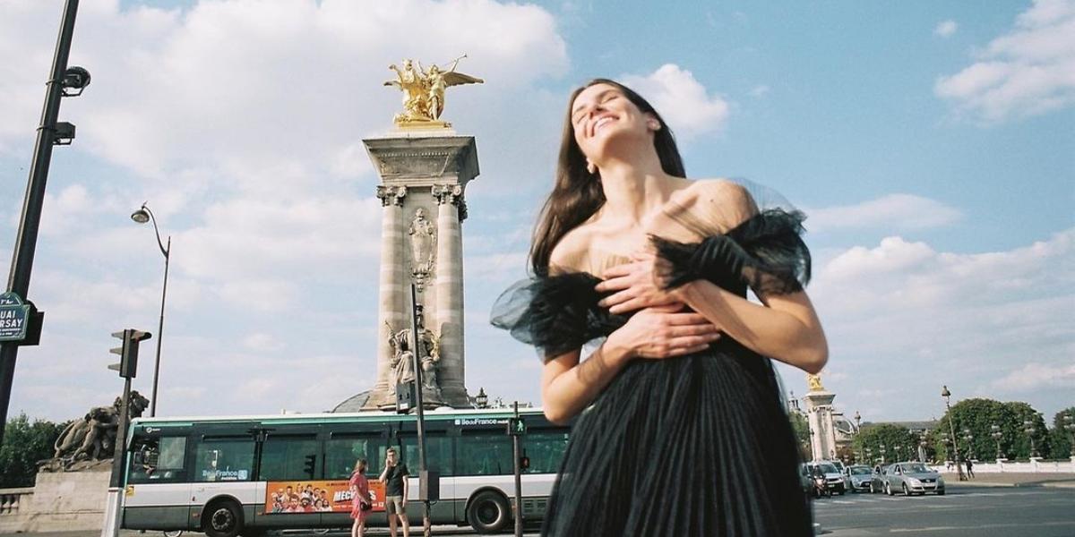 Camila Queiroz relembra ensaio apaixonante pelas ruas de Paris: ”Poemas que gosto”
