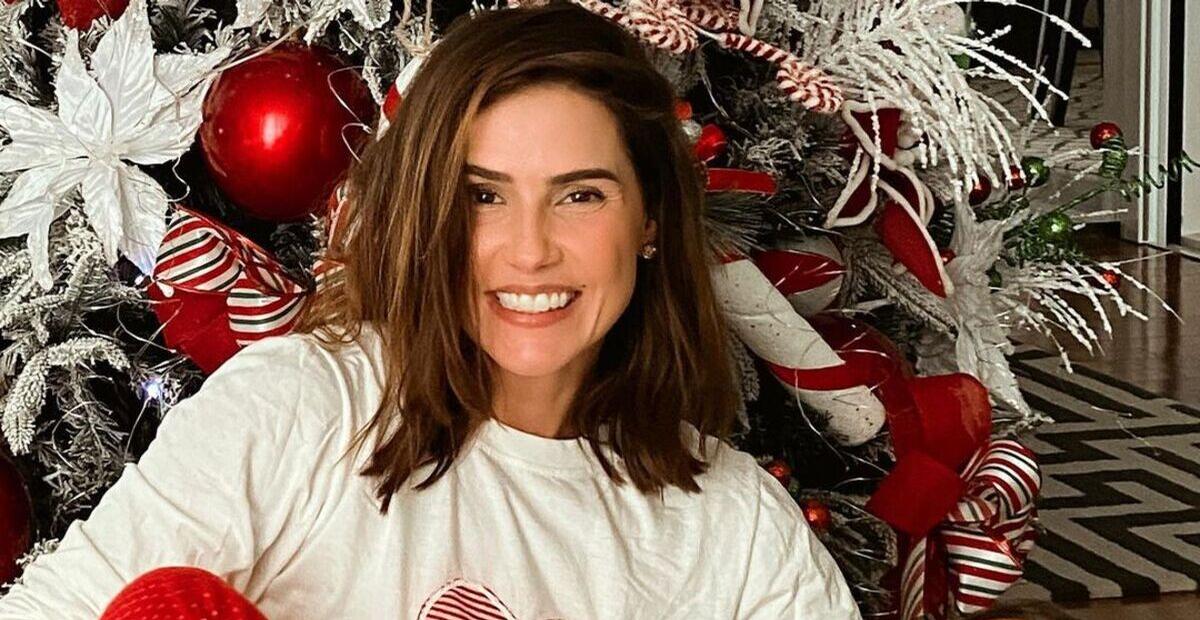 Em sua cobertura, Deborah Secco exibe árvore de Natal luxuosa