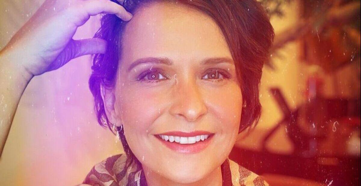 Fernanda Rodrigues compartilha cliques ao lado de girassóis e cita Lenine: ”É simples assim”