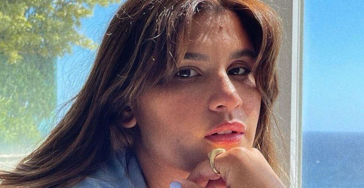 Giulia Costa, filha de Flávia Alessandra, compartilha cliques de maiô em cascata