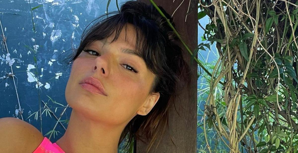 Isis Valverde surge toda caracterizada nos bastidores do especial ‘Novelei’