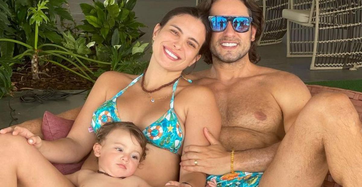 Kamilla Salgado posta cliques natalinos ao lado da família