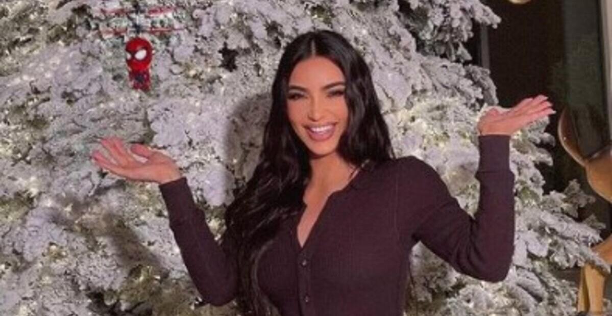 Kim Kardashian posta foto da sua filha Chicago com doce natalino
