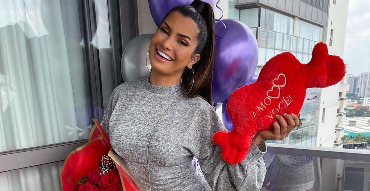 Marina Ferrari elege vestido micro e ostenta pernão treinado: ”Lindona”