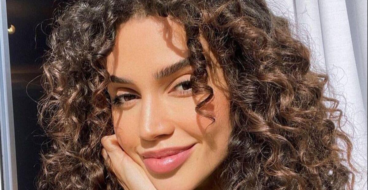 Paula Amorim e Breno Simões surgem em foto carinhosa ao lado da mascote Laila