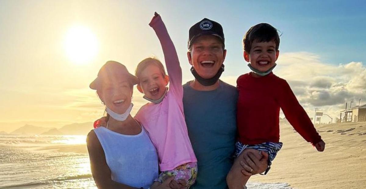 Thais Fersoza publica foto com os filhos no avião e anima web: ”Férias escolares on”