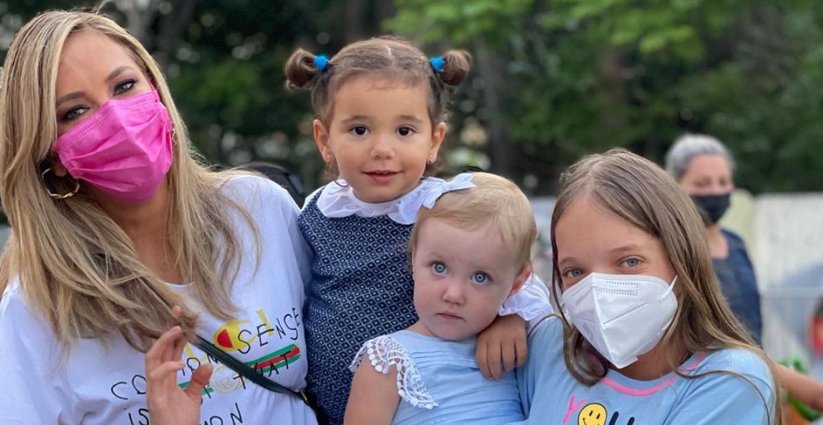 Ticiane Pinheiro se diverte com Rafa, Manu e Vicky em parque: ”Princesas”