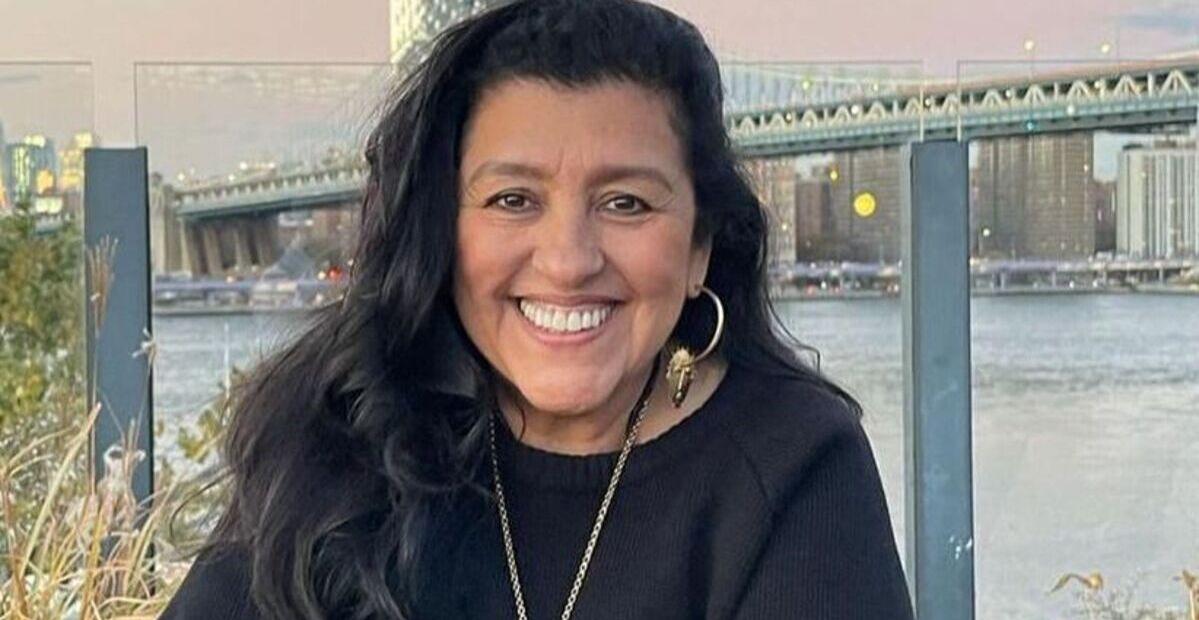 Regina Casé posa para clique ao lado de IZA e Gio Ewbank