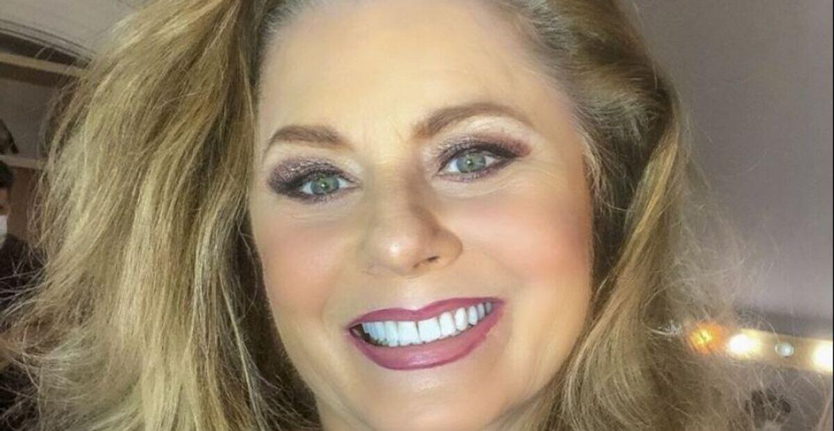 Toda produzida no azul, Vera Fischer posa para clique deslumbrante: ”Sabadou!”