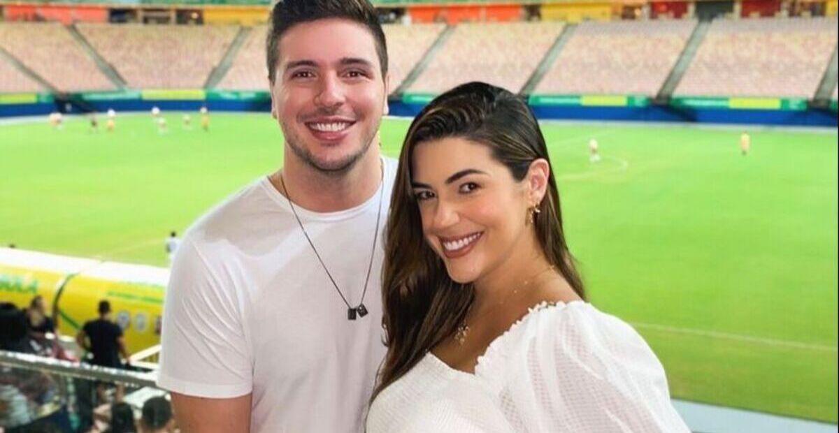 Vivian Amorim posa para cliques na Arena da Amazônia: ”Malu nem nasceu e já tem o uniforme”