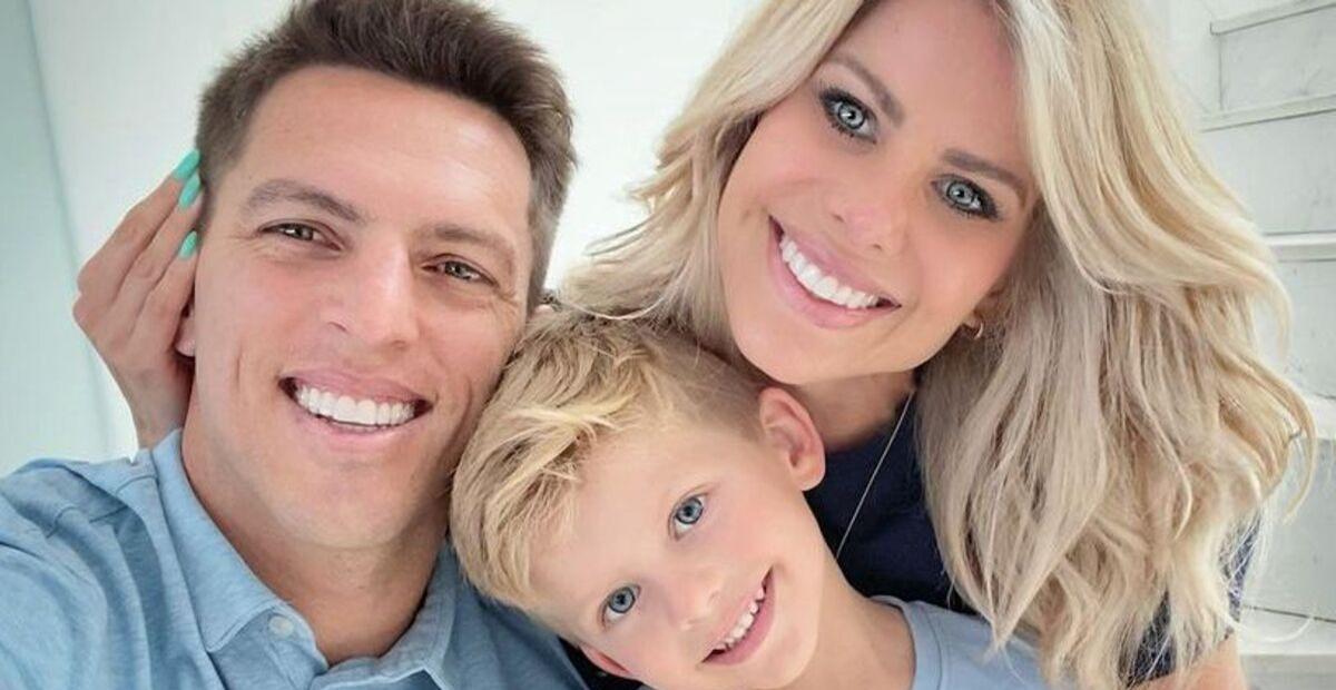 Karina Bacchi sai de férias com a família e Enrico rouba a cena em registro