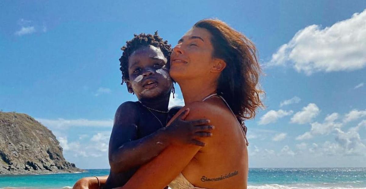 Fernanda Paes Leme surge na festinha do afilhado, Bless: ”Meu super-herói preferido”