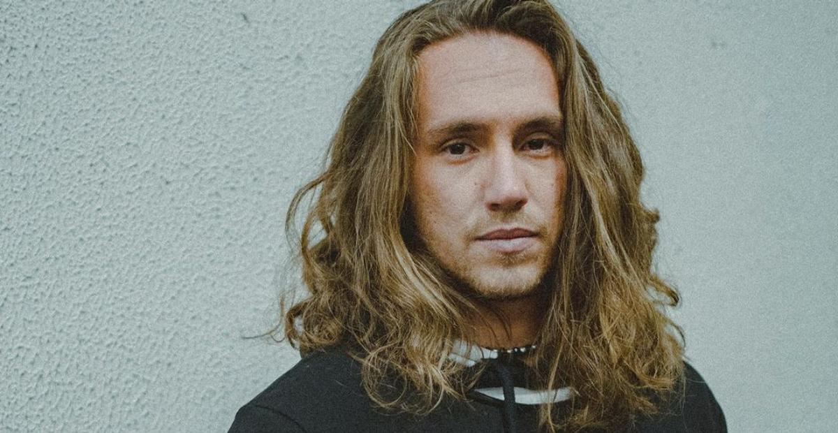 Todo tatuado, Vitor Kley se transforma em Adam Levine para o ‘Show dos Famosos’