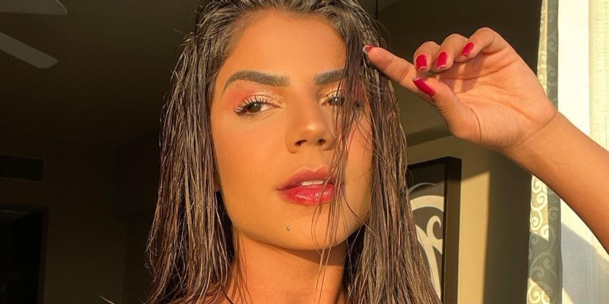 Hariany Almeida empina o bumbum com biquíni fio dental e para tudo com corpão: ”Obra de arte”
