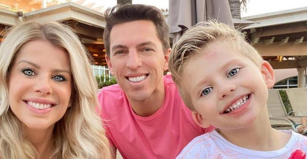 Karina Bacchi compartilha retratos da viagem em família: ”Praia e uma família para amar”