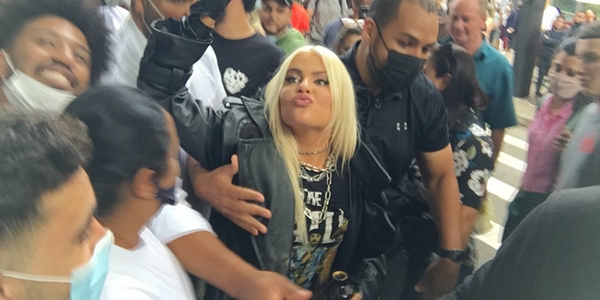 Luísa Sonza atraí multidão para show surpresa na avenida Paulista em São Paulo