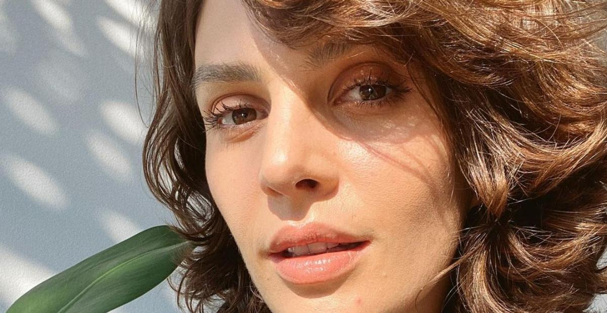 Mônica Benini surge amamentando a filha em belo clique e fãs elogiam: ”Fofuras!”