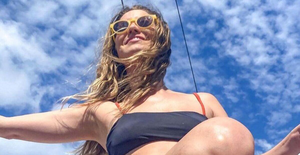 Sorridente, Nathalia Dill faz passeio de barco com amigos no Rio de Janeiro