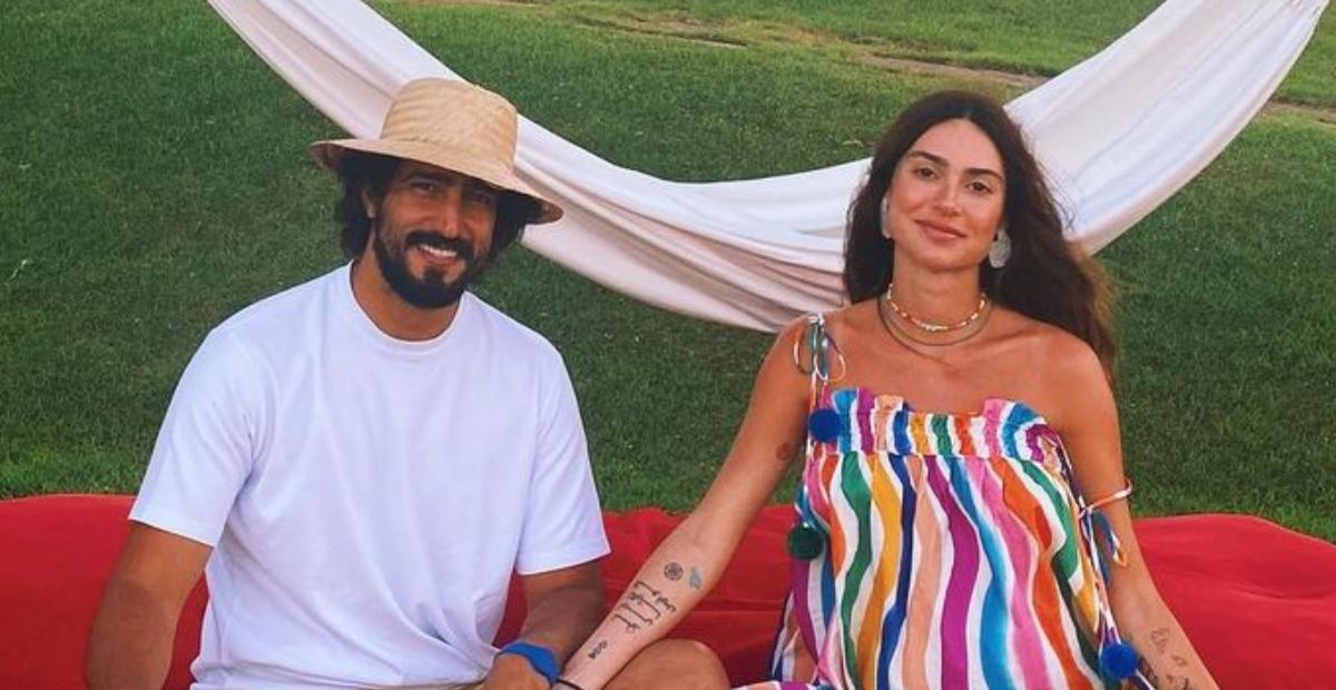 Renato Góes mostra o bolo de aniversário com recadinho especial que ganhou de Thaila Ayala