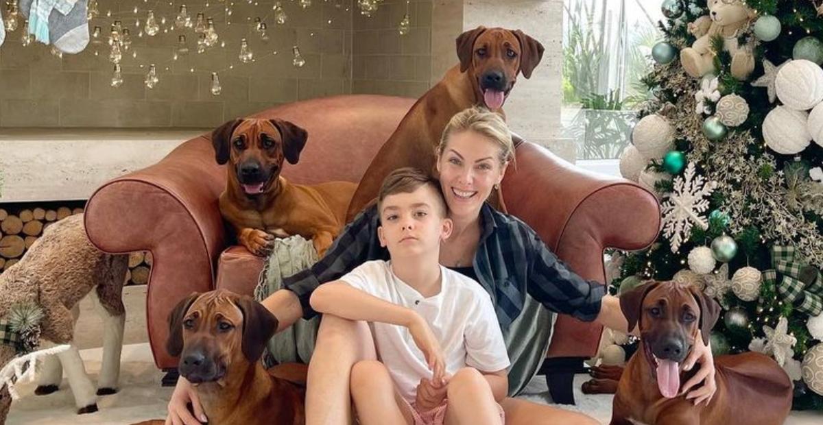 Ana Hickmann reúne o filho e os pets em clique e se derrete: ”Mãe super babona”