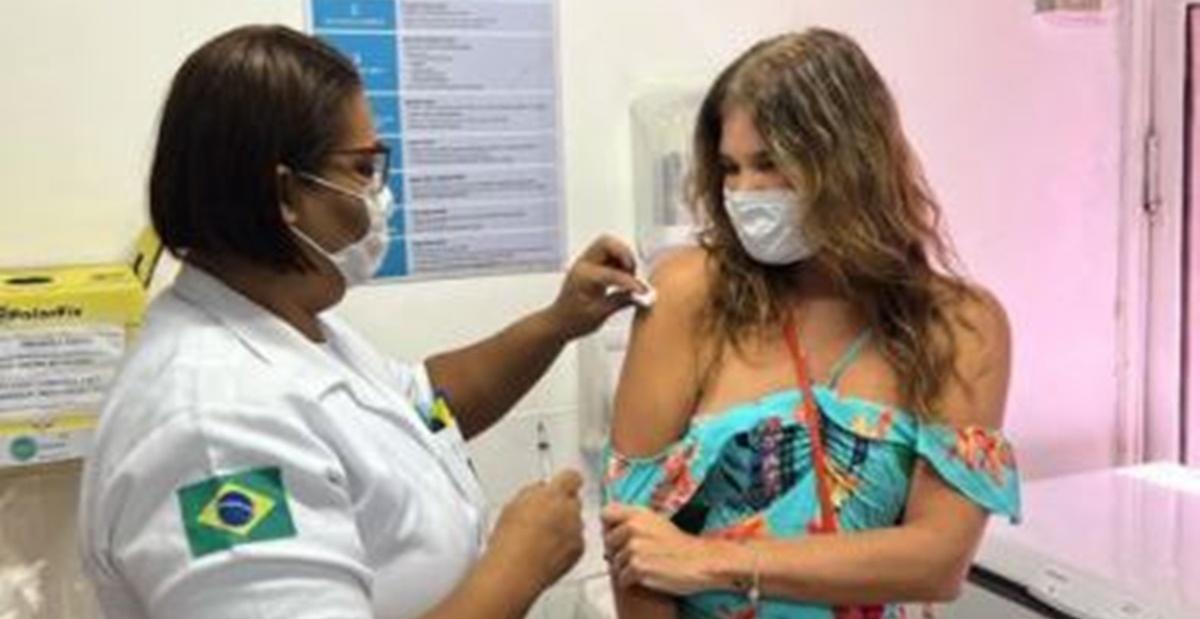 Cristiana Oliveira toma terceira dose da vacina da covid-19: ”Viva o SUS”