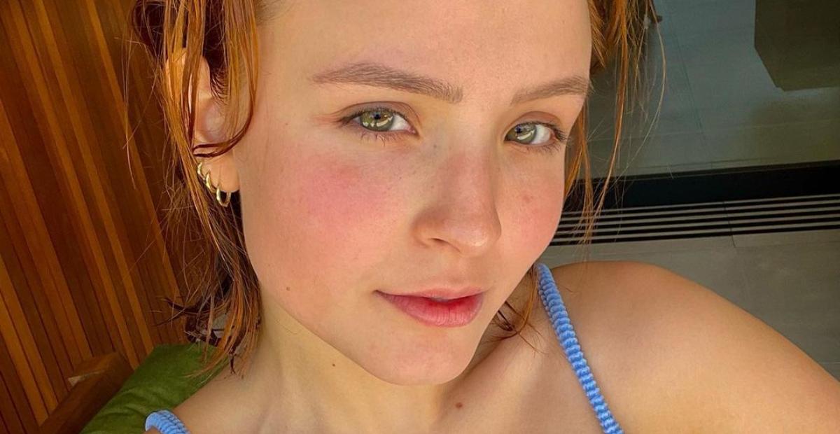 De maiô, Larissa Manoela curte banho de cachoeira e chama atenção: ”Que mulher”