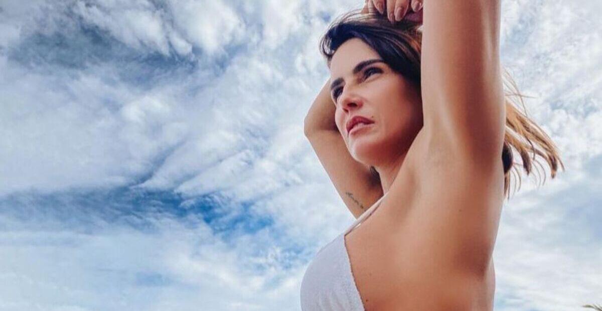 Deborah Secco exibe boa forma em cliques de biquíni e arranca elogios dos fãs