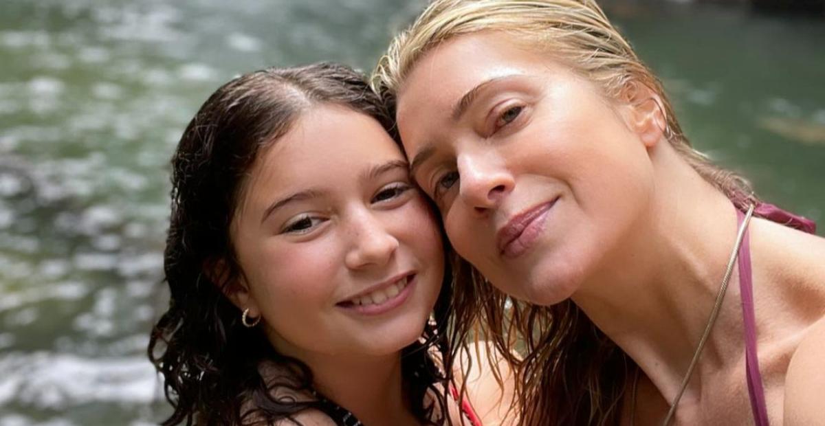 Letícia Spiller surge coladinha a filha durante passeio em cachoeira: ”Eu e meu bebê”