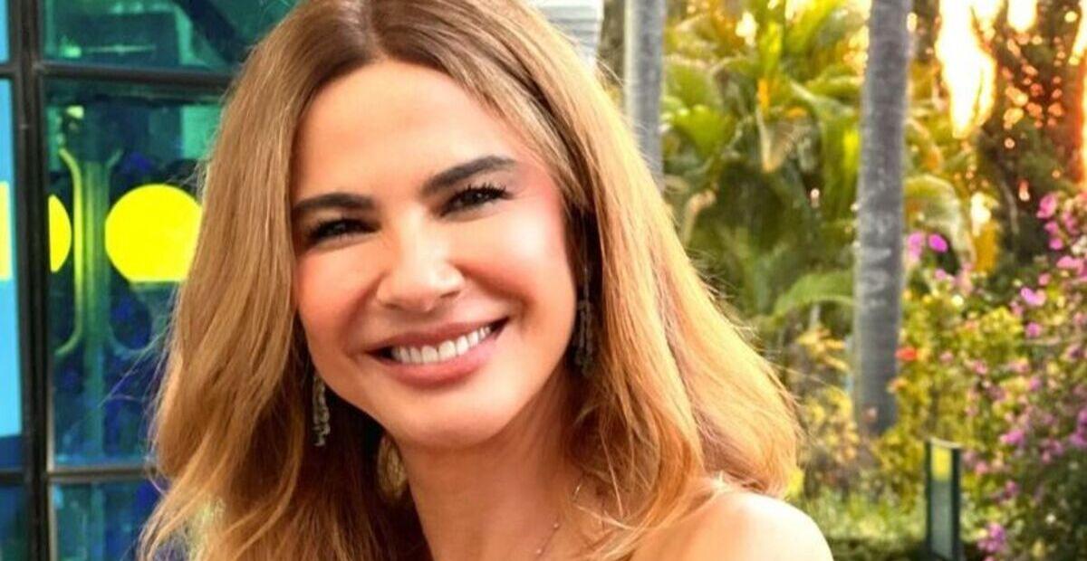 Luciana Gimenez aparece em fotos natalinas ao lado de Romeu, o porquinho de estimação